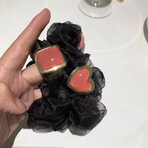 Eleganter schwarzer Netz-Organza-Haargummi mit goldenem Herz und rosa Harzanhänger