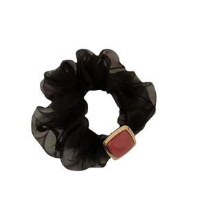 Eleganter Haargummi aus schwarzem Organza mit goldgefasstem rotem Harzakzent für Damen