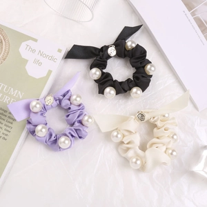 Drei Satin-Haargummis mit Schleife und Perlen in Lavendel Schwarz und Creme Set-Details