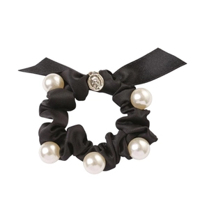 Eleganter schwarzer Satin Haargummi mit weißen Perlen, Schleife und Goldmünzen-Anhänger