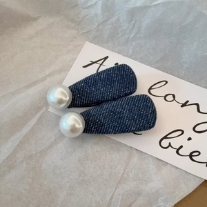 Lot de deux barrettes en denim avec perles blanches pour femmes en style rétro chic