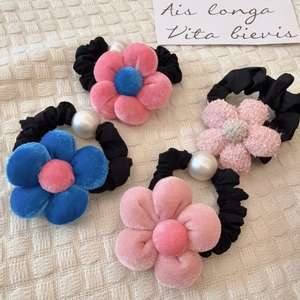 Coleteros de flores con perlas para niñas, tonos té con leche y textura de terciopelo