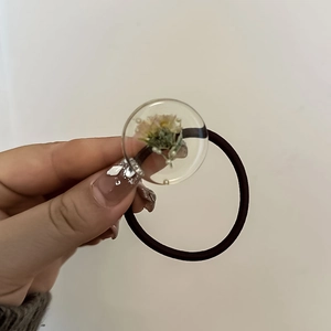 Élastique cheveux artisanal avec fleur séchée en résine et bande élastique marron