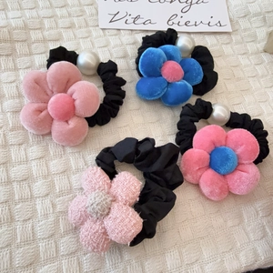 Coleteros de flores de terciopelo y tweed con perlas en tela gofrada blanca