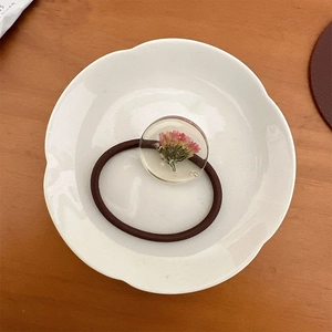 Élastique à cheveux en résine avec fleur séchée rose dans un charme clair sur bois