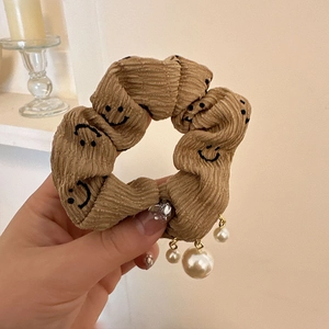 Chouchou en velours côtelé marron avec smileys et perles élégantes pour femme