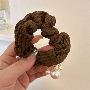 Chouchou plissé marron avec élégants charms en perles et motifs discrets de smiley face