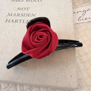 Pince à Cheveux Élégante Française Grande Rose en Tissu Satin Rouge Pince Requin en Acrylique pour Femmes Accessoires de Coiffure Floraux