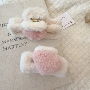 Set di due mollette per capelli in peluche con cuori beige e rosa per l'inverno