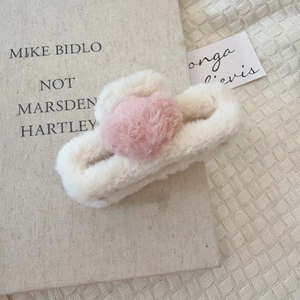 Pinza per capelli in peluche bianco crema con cuore rosa per acconciature invernali