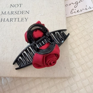 Grande pince à cheveux élégante avec rose rouge en tissu et clip noir brillant femme
