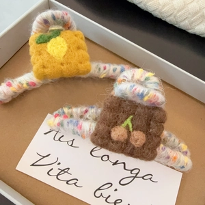 Pinces à cheveux artisanales en feutre de laine avec motifs citron et cerise en boîte
