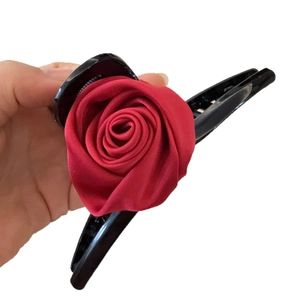 Grande pince à cheveux élégante en tissu rose avec pétales de satin rouge