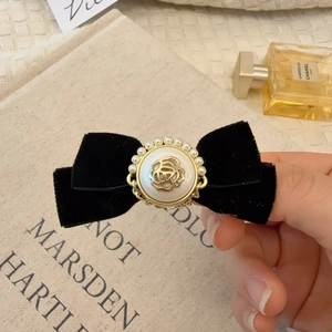 Barrette à cheveux vintage en velours noir avec rose embossée de perles et camélia français