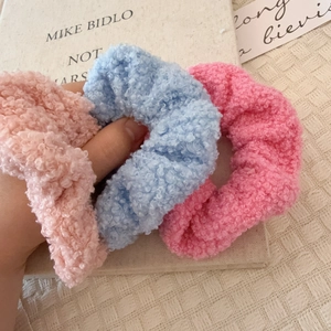 Trois chouchous en laine d'agneau rose et bleu pour une coiffure élégante