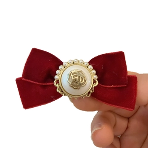 Pince à cheveux vintage en velours rouge avec perle élégante et fleur de camélia dorée