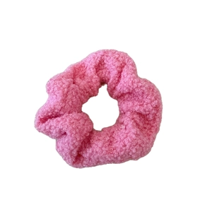 Chouchou en peluche rose avec texture douce pour femme, idéal pour queue de cheval