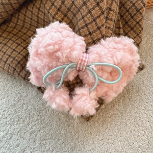 Elastico per capelli rosa a cuore in finta lana di agnello con fiocco a quadretti
