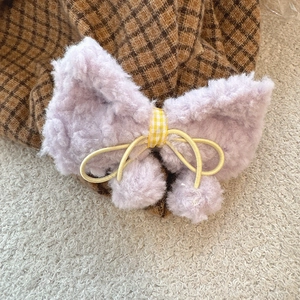 Fermaglio per capelli con fiocco di peluche viola e pompon con elastico giallo