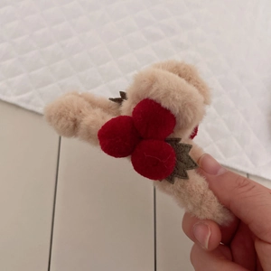 Pince à cheveux en peluche avec cerises rouges et feuilles vertes au style hivernal