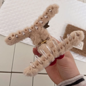 Grande pince à cheveux en peluche beige avec fausse fourrure et dents transparentes solides