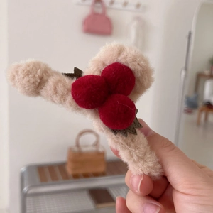 Pince à cheveux en peluche beige avec pompons cerise rouge pour coiffures d'hiver