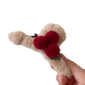 Pince à cheveux pelucheuse cerise en fausse fourrure beige avec pompons rouges et feuilles