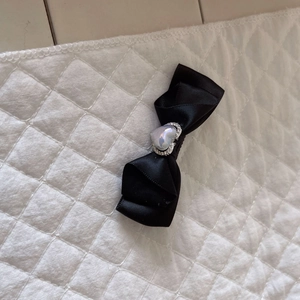 Barrette à cheveux avec nœud en satin noir et cœur en perle et strass élégant