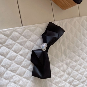 Barrette élégante en satin noir avec pierre d'opale en cœur et strass brillants