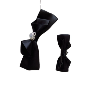 Lot de barrettes nœuds en satin noir avec un cœur en perle et strass au centre élégant