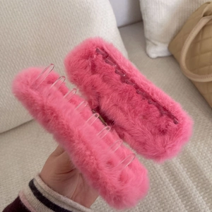 Grande pince à cheveux en peluche rose avec fausse fourrure douce et dents transparentes