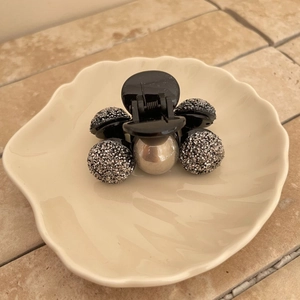 Elegante molletta per capelli nera con perla grande e decorazioni in zirconi brillanti