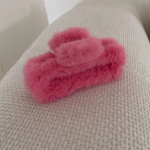 Pince à cheveux crabe en fausse fourrure rose 13cm pour femme style automne et hiver