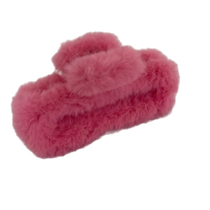 Grande pince à cheveux en fausse fourrure rose vif pour coiffures d'automne et d'hiver