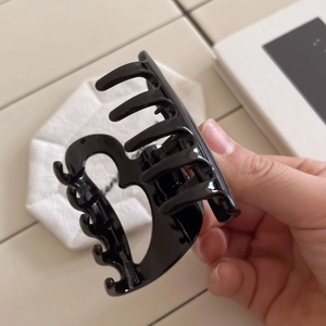 Classic black glossy shark hair claw clip made of durable PC material for women hair styling