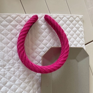 Serre-tête large tricoté fuchsia avec motif à chevrons pour look volumineux
