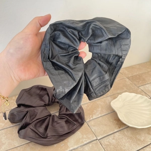 Retro large scrunchies with pleated leather texture in dark grey and coffee colors