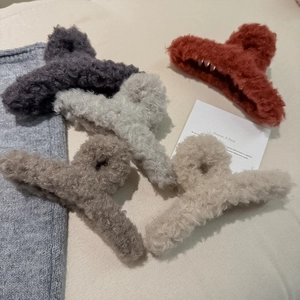 Set aus fünf flauschigen Haarklammern in herbstlichen Farben wie Grau und Beige
