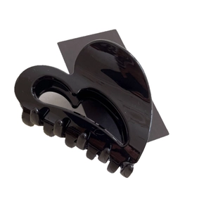 Minimalist black heart-shaped hair claw clip with high-gloss finish for elegant hairstyling
