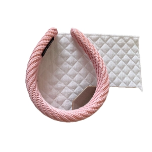 Serre-tête tricoté main rose pour femmes avec motif en spirale doux et détail de logo