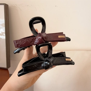 Eleganti mollette per capelli a fiocco in pelle bordeaux e nero con targhetta oro