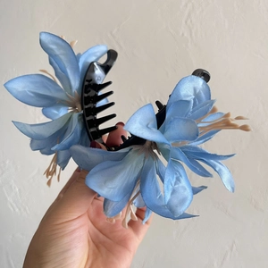 Grande pince à cheveux élégante avec fleurs de lys bleu clair et clip banane en plastique