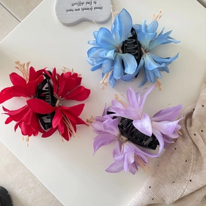 Lot de pinces à cheveux fleur en rouge, bleu et violet avec pétales de lys en tissu