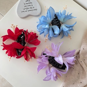 Lot de trois grandes pinces à cheveux en forme de fleurs en soie rouge, bleue et violette