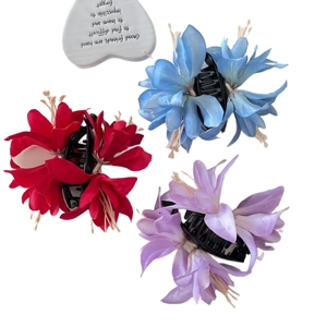 Trois élégantes pinces à cheveux avec fleurs en soie rouge, bleue et violette