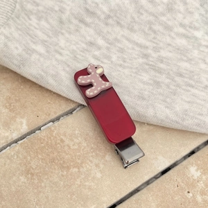Simpatica molletta per capelli rossa in acrilico con un orsetto rosa a pois piccoli