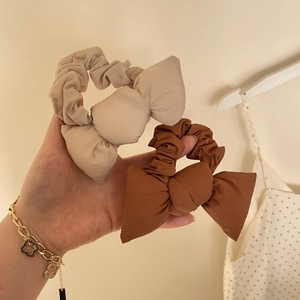 Chouchou en Tissu Avec Nœud Rembourré Fait Main Couleur Unie Plissé Accessoires Cheveux Femmes Automne Hiver