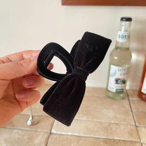 Vintage Velvet Bow Hair Claw Clip Elegant Large Black Bowknot Shark Clip Fashion Hair Accessories For Women Hair Styling