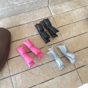 Lot de barrettes à nœuds 3D en noir mat, rose vif et finitions argent métallique