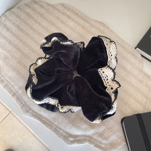 Eleganter großer Haargummi aus schwarzem Samt mit feiner weißer Spitze im Vintage-Stil